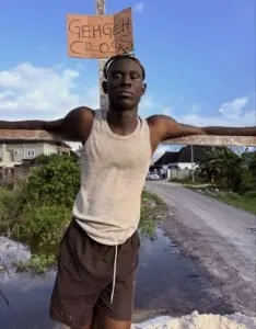 Un influenceur critiqué par les chrétiens pour une séance photo évoquant la crucifixion