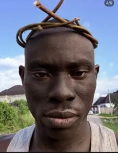 Un influenceur critiqué par les chrétiens pour une séance photo évoquant la crucifixion