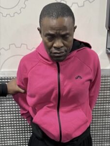 Un homme se travestit afin de filmer les femmes dans les toilettes d'une salle de sport