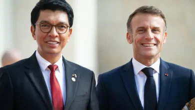 La France transporte par avion le président malgache en difficulté vers un lieu sûr