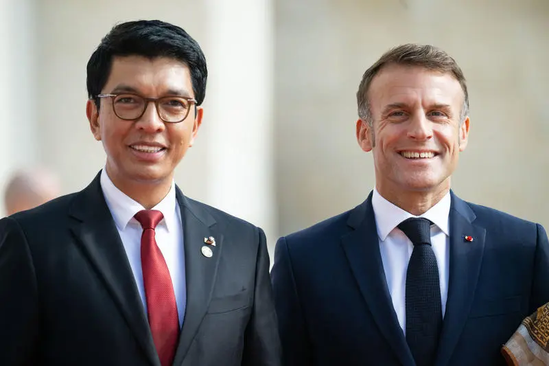 La France transporte par avion le président malgache en difficulté vers un lieu sûr