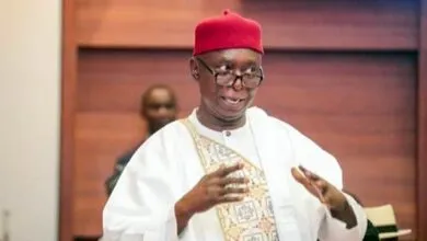 Ned Nwoko réagit à la vidéo virale le liant à une jeune femme et lance un avertissement sévère