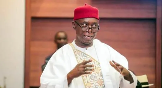 Ned Nwoko réagit à la vidéo virale le liant à une jeune femme et lance un avertissement sévère