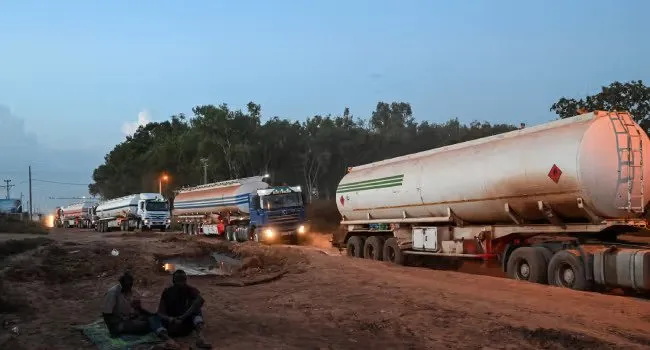 Crise-de-carburant-Le-Niger-livre-82-camions-citernes-au-Mali