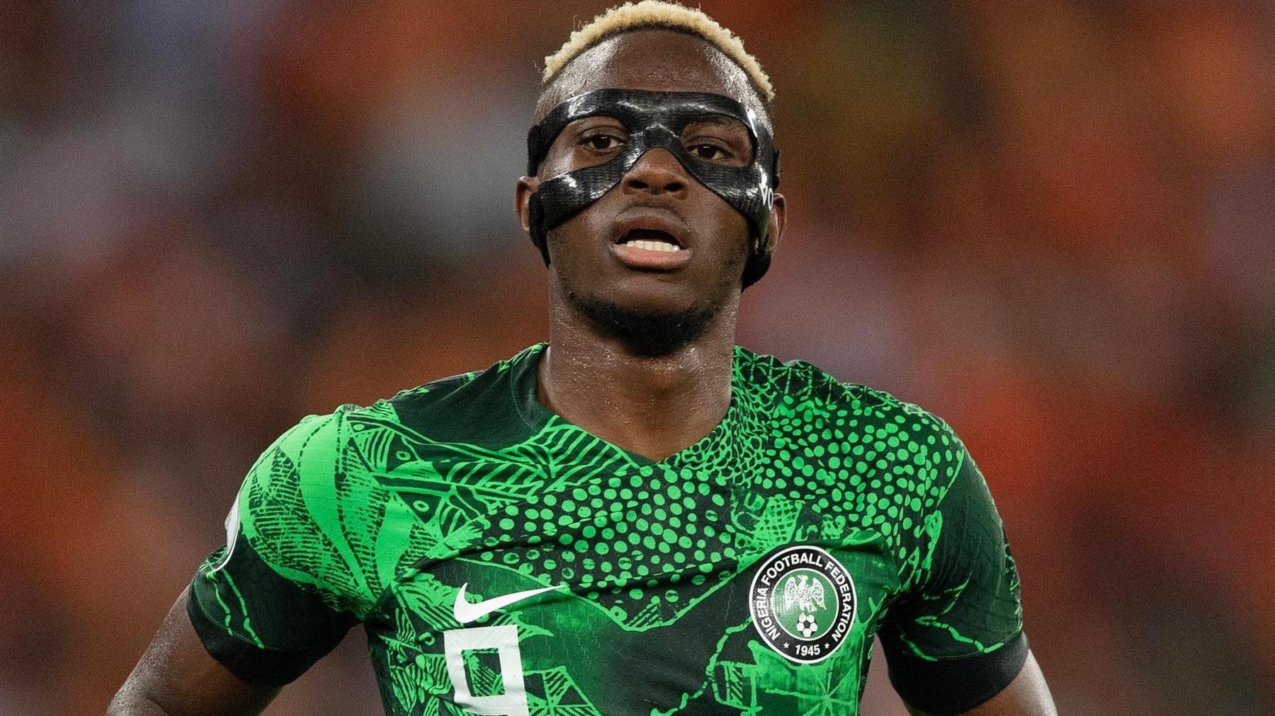 Victor Osimhen : « Je ne mange désormais que du côté droit de mon visage”