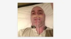 Il utilisait un câble iPhone pour simuler un cancer et escroquer des milliardaires