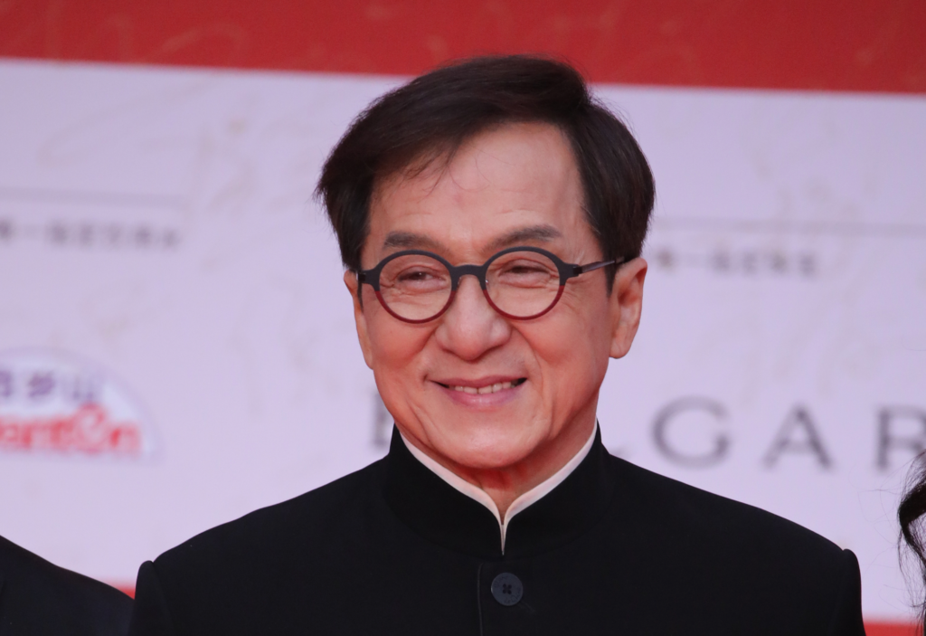 Jackie Chan n’est pas m.0rt — La rumeur de sa m.0rt qui circulait en ligne est démentie