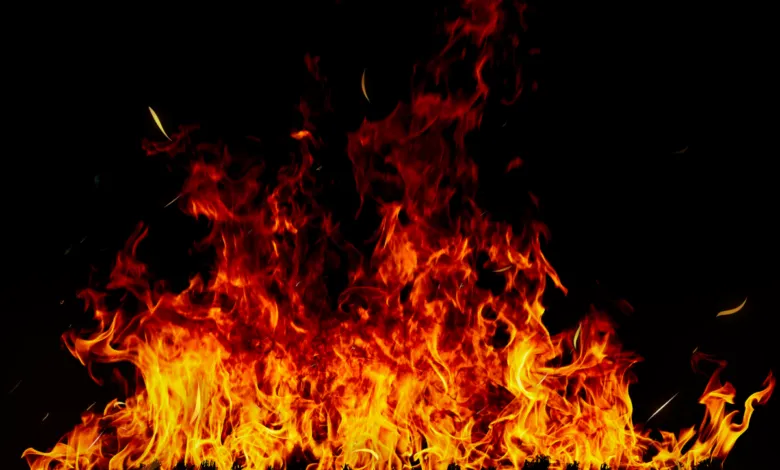 Une blague d’anniversaire tourne mal – un jeune homme de 21 ans brûlé vif par ses amis