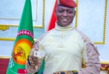 Ibrahim Traoré reçoit sa carte d&rsquo;identité de l&rsquo;Alliance du Sahel