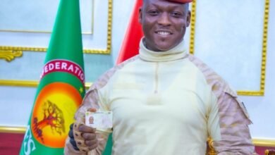 Ibrahim Traoré reçoit sa carte d&rsquo;identité de l&rsquo;Alliance du Sahel