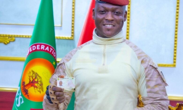 Ibrahim Traoré reçoit sa carte d’identité de l’Alliance du Sahel