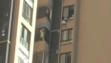 Une maîtresse manque de se tu.er en tombant du 10e étage alors qu’elle échappe à la femme de son amant