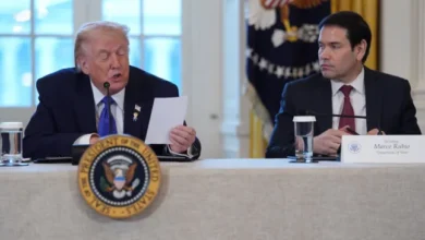 Donald Trump commet une gaffe et lit accidentellement une note privée à voix haute.