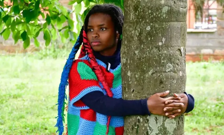 Elle bat le record du monde en enlaçant un arbre pendant 72 heures