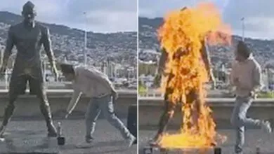 Un homme se filme en train de mettre le feu à la statue de Cristiano Ronaldo au Portugal (Vidéo)