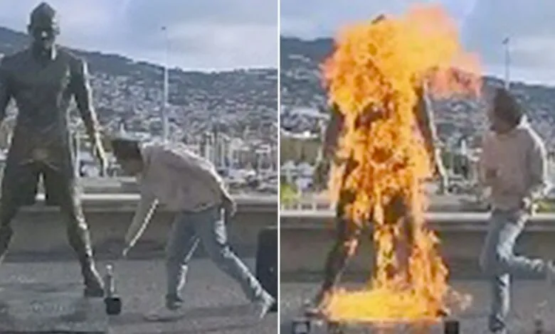Un homme se filme en train de mettre le feu à la statue de Cristiano Ronaldo au Portugal (Vidéo)