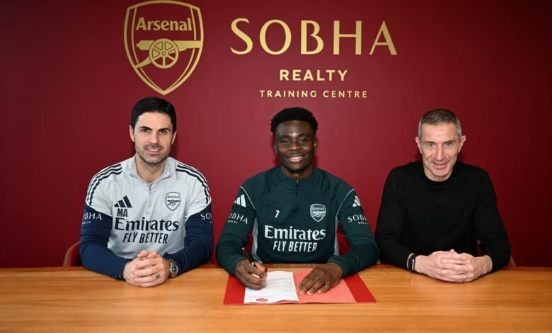 Bukayo-Saka-signe-un-nouveau-contrat-et-devient-le-joueur-le-mieux-payé-d_Arsenal.-