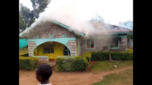 Un homme de 35 ans incendie la maison familiale après que son père lui a refusé de l’argent