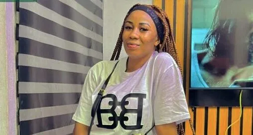 La célèbre Nigériane hermaphrodite Gbola Girl dévoile sa poitrine sur la toile(