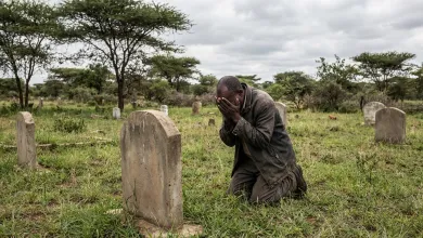 Un homme en détresse devant une tombe - illustration