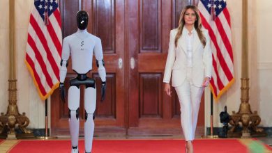 Un-robot-humanoïde-accompagne-Melania-Trump-au-sommet-sur-l_éducation-à-la-Maison-Blanche
