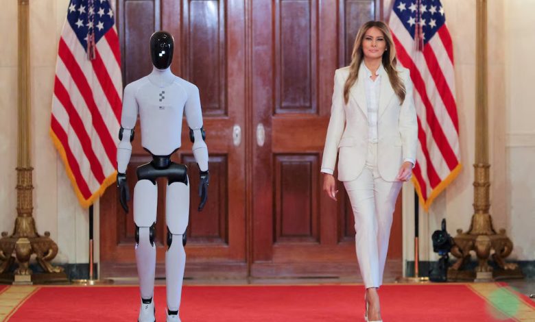 Un-robot-humanoïde-accompagne-Melania-Trump-au-sommet-sur-l_éducation-à-la-Maison-Blanche