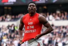 Taiwo Awoniyi célébration sous-maillot Dieu est le plus grand Nottingham Forest