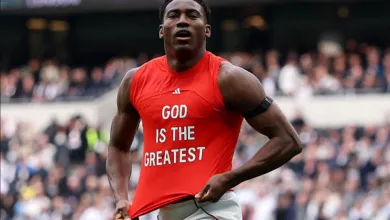 Taiwo Awoniyi célébration sous-maillot Dieu est le plus grand Nottingham Forest