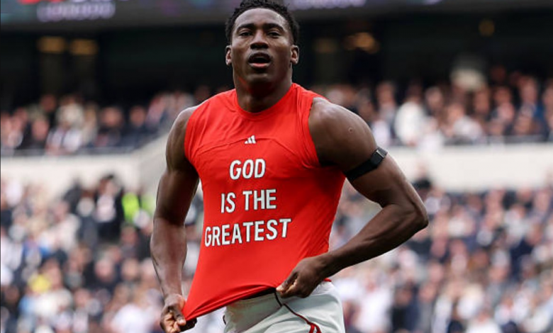 Taiwo Awoniyi célébration sous-maillot Dieu est le plus grand Nottingham Forest