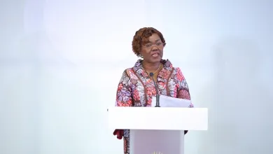 Kaba Nialé lors d’une conférence de presse officielle, image utilisée pour illustrer son démenti face à une rumeur sur sa mort.