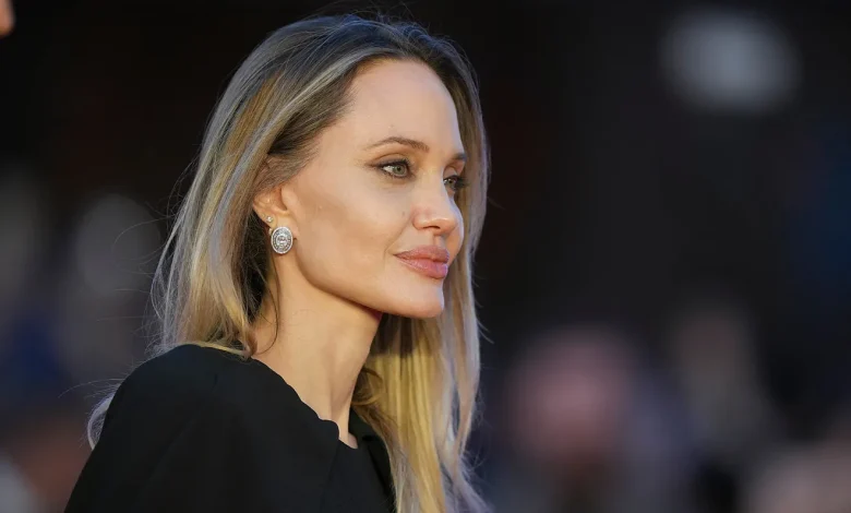 Angelina Jolie a-t-elle vraiment été remplacée par un « clone » ? Ce qu’il faut savoir!
