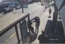 Une vidéo choquante montre un suspect terroriste poignardant deux hommes juifs à Londres