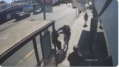Une vidéo choquante montre un suspect terroriste poignardant deux hommes juifs à Londres