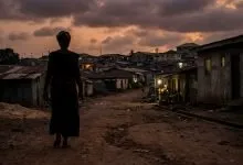 Silhouette femme Conakry