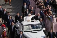 Le pape Léon XIV bénit la foule depuis la papamobile au Vatican