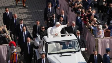 Le pape Léon XIV bénit la foule depuis la papamobile au Vatican