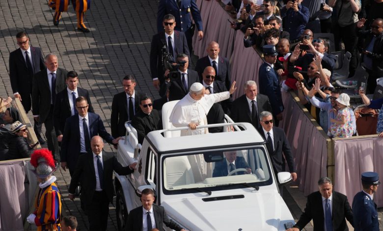 Le pape Léon XIV bénit la foule depuis la papamobile au Vatican