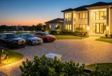 Illustration réaliste d'une villa de luxe avec voitures et hélicoptère, pour illustrer l'affaire RNAQ au Ghana.