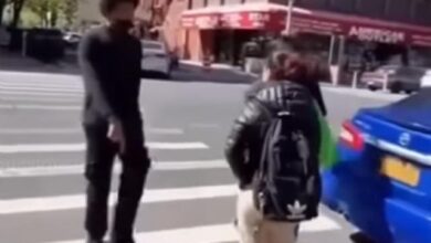 un garçon piétinant la tête d’une fille après qu’elle a refusé de lui donner son numéro