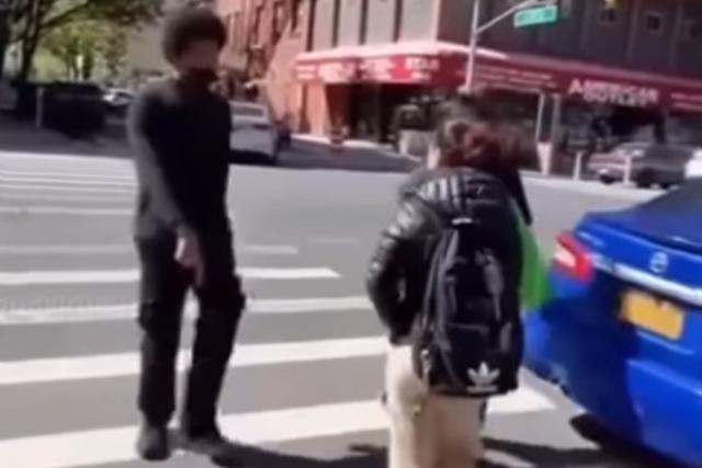 New-York : un jeune garçon piétine la tête d’une fille après qu’elle a refusé de lui donner son numéro (Vidéo)