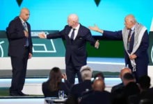 Le président de la FIFA tente d&rsquo;organiser une poignée de main israélo-palestinienne, mais tout tourne mal (vidéo)