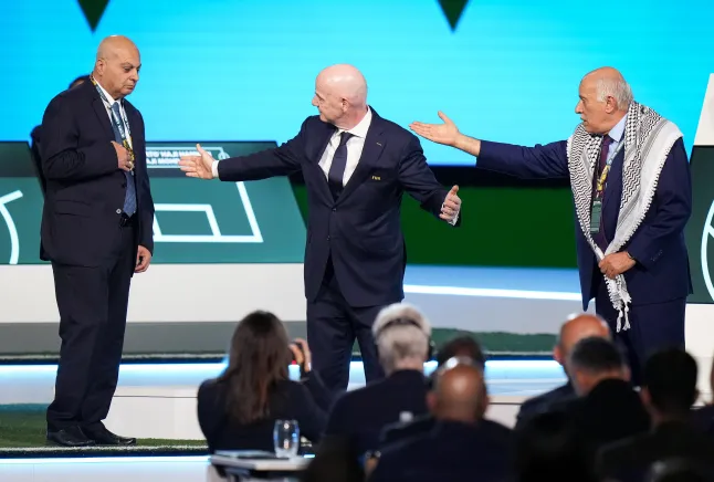 Le président de la FIFA tente d’organiser une poignée de main israélo-palestinienne, mais tout tourne mal (vidéo)