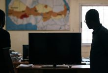 Un écran de télévision sombre dans un bureau de média