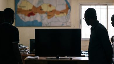 Un écran de télévision sombre dans un bureau de média