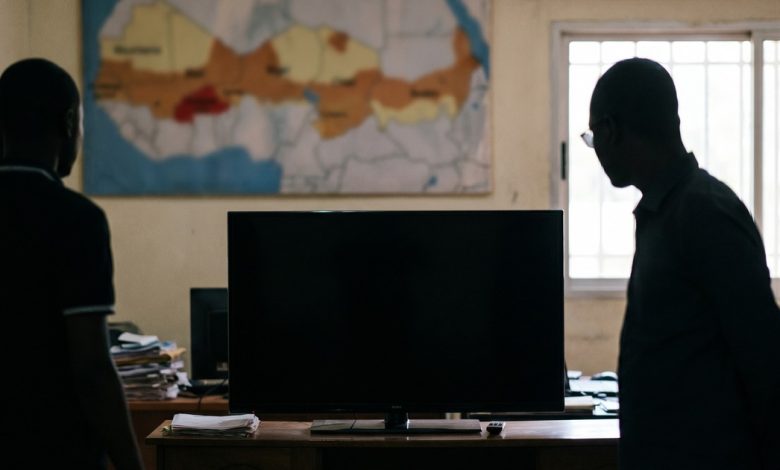 Un écran de télévision sombre dans un bureau de média