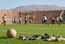 Ballon et jeunes footballeurs pour la CAN U17 Maroc 2026