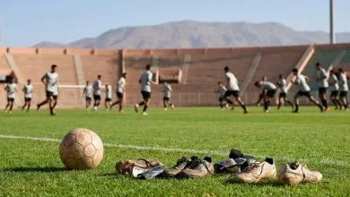 Ballon et jeunes footballeurs pour la CAN U17 Maroc 2026