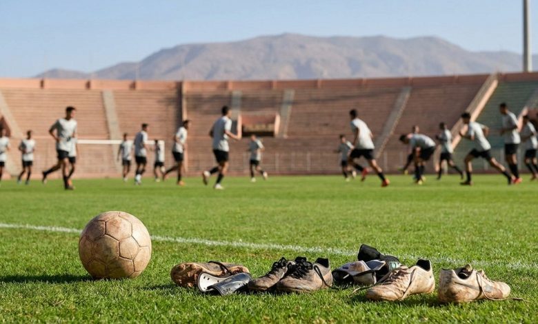 Ballon et jeunes footballeurs pour la CAN U17 Maroc 2026