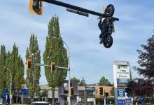 Moto suspendue à un feu de circulation après un accident au Canada