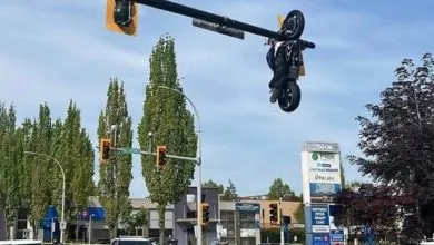 Moto suspendue à un feu de circulation après un accident au Canada